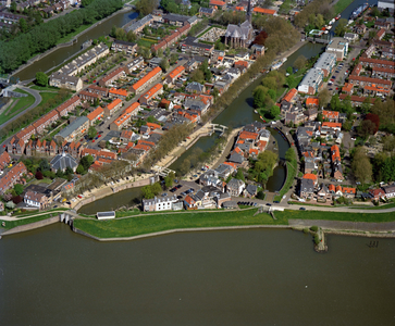 844449 Luchtfoto van de Oude Sluis in de Vaartsche Rijn te Vreeswijk (gemeente Nieuwegein), uit het zuiden. Op de ...